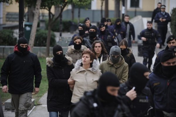 Σε ένοπλη ρήξη με το κράτος καλεί η Κων.Αθανασοπούλου