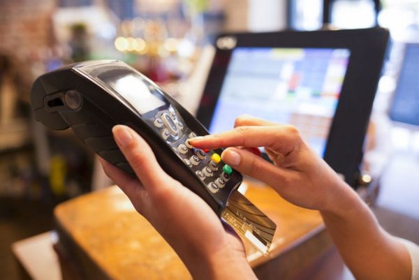 Πρόστιμο 1000 ευρώ σε επιχειρήσεις που δεν έχουν πινακίδες για POS