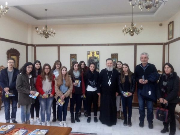 Μαθητές του 1ου Λυκείου στηρίζουν εμπράκτως την Μητρόπολη
