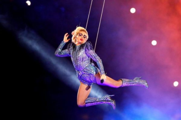 Η Lady Gaga εντυπωσίασε στη σκηνή του Super Bowl