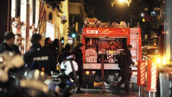 Εμπρηστική επίθεση με γκαζάκια σε πολυκατοικία στην οδό Σόλωνος