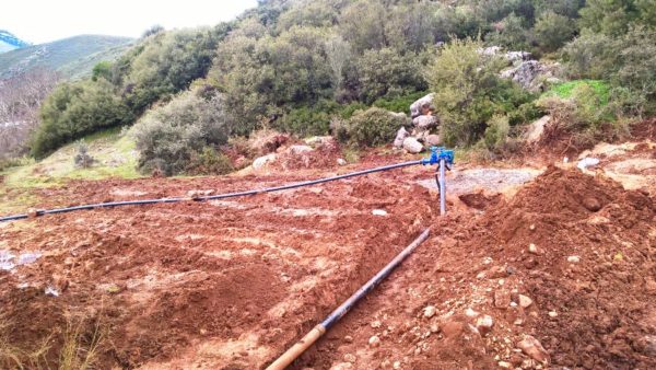Νερό από τη νέα γεώτρηση από σήμερα στο Μάζι Αλιάρτου (φωτο)