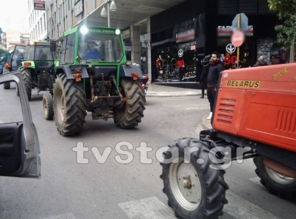 Συλλαλητήριο αγροτών στο κέντρο της Λαμίας, την ώρα του ραντεβού αγροτών – υπουργών στην Αθήνα