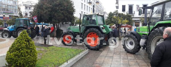 Με τα τρακτέρ στο κέντρο της Λαμίας οι αγρότες. Κλιμακώνουν τον αγώνα (φωτογραφίες και βίντεο)