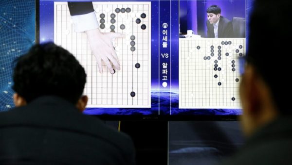 Μα ποιοί είναι αυτοί οι αλγόριθμοι που κυβερνούν τον κόσμο και γιατί χρειάζονται περισσότερο κοινωνικό έλεγχο;
