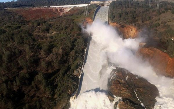 Χιλιάδες εγκαταλείπουν περιοχή κοντά στο υψηλότερο φράγμα των ΗΠΑ