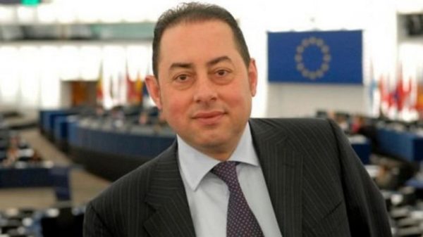 Πιτέλα κατά Σόιμπλε: Κρατάει σε ομηρία την Ελλάδα λόγω εκλογών