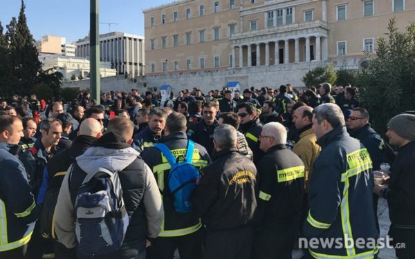 Συγκέντρωση πυροσβεστών έξω από τη Βουλή