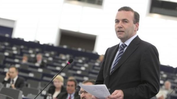 Βέμπερ: Να μην αποφασίζει ο Τραμπ για το μέλλον της Ελλάδας