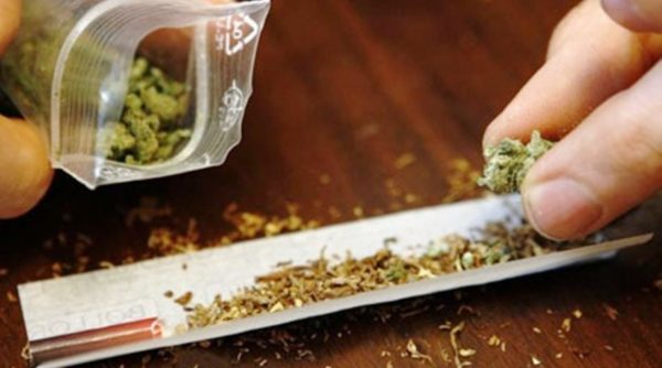 Προμήθευε με χασίς τρεις ανήλικους