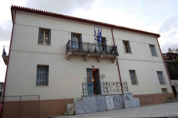 Χειροπέδες στους ανήλικους διαρρήκτες του δημαρχείου Λαμίας