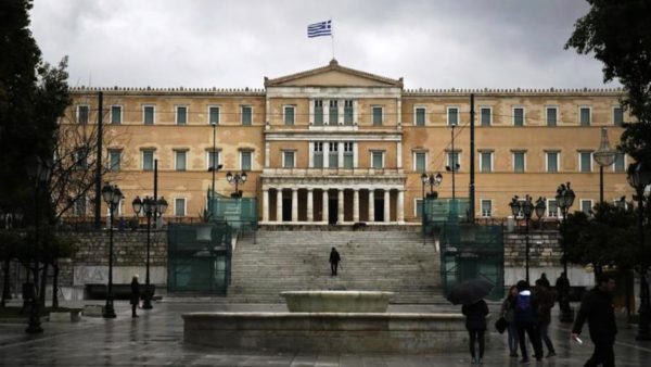Guardian: Τα πράγματα πάνε από το κακό στο χειρότερο