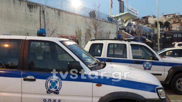 Λαμία: Μπλόκο στους φιλάθλους του ΠΑΟΚ. Προσαγωγές από την αστυνομία. (φώτο και video)