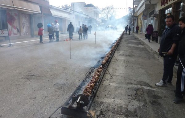 Κοντοσούβλι ΓΙΓΑΣ στην Αμφίκλεια. 800 κιλά κρέας σε ψησταριά 120 μέτρων (video)