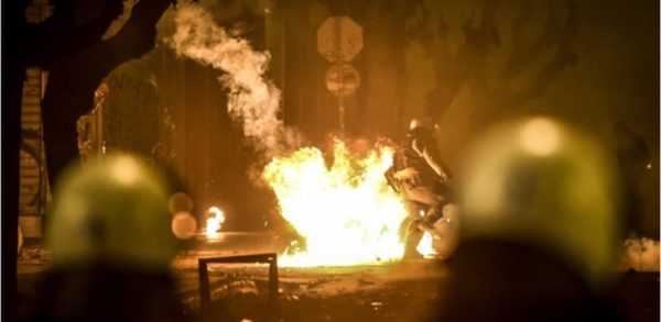 Πέταξαν μολότοφ κατά των ΜΑΤ στο Πολυτεχνείο