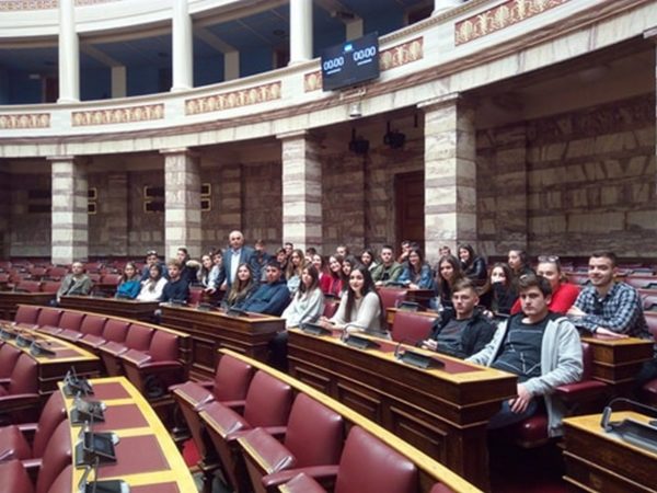 Επίσκεψη μαθητών ΓΕ.Λ. Ν. Αρτάκης στη Βουλή