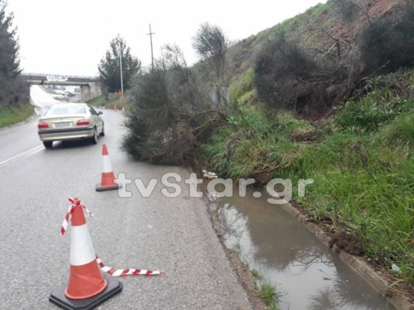 Οδηγοί προσοχή. Κατολίσθηση πριν τη Λαμία (φωτογραφίες)