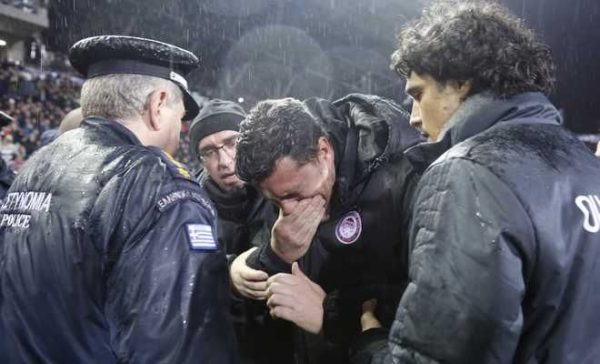 Συνελήφθη ο οπαδός του ΠΑΟΚ που πέταξε τη χαρτοταινία στον Γκαρθία