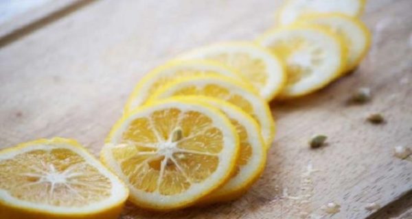 Βάλτε ένα κομμένο λεμόνι δίπλα σας πριν κοιμηθείτε – Δείτε τι θα συμβεί!