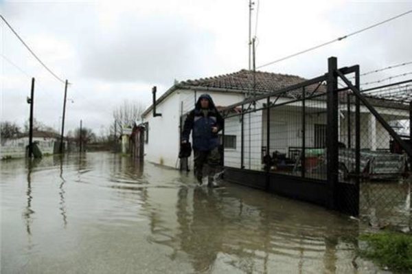 Εκκένωση σπιτιών στα Τρίκαλα λόγω κατολισθήσεων