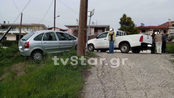 Σφοδρή σύγκρουση οχημάτων  στην είσοδο της Λαμίας. Τρία άτομα στο νοσοκομείο (φωτογραφίες)