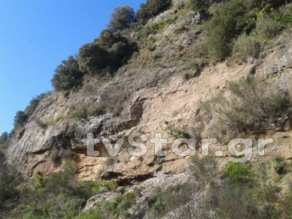 Έτοιμος ν’ αποκολληθεί ο βράχος…Ανάστατοι οι κάτοικοι στο Μονόδρι Ευβοίας