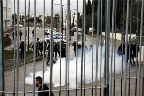 Χημικά στη συγκέντρωση εκπαιδευτικών στο υπουργείο Παιδείας