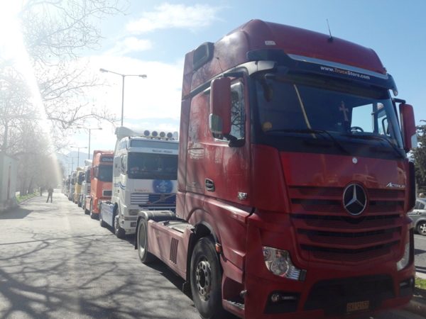 Πορείες διαμαρτυρίας φορτηγών στα διόδια Αφιδνών και Αγ.Τριάδας (video)