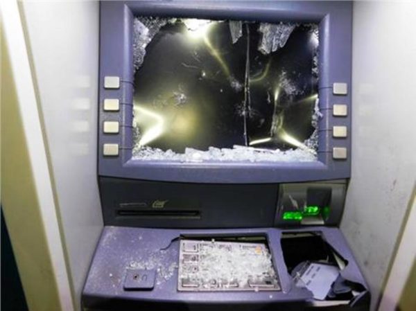 Ανατίναξαν δύο ΑΤΜ τα ξημερώματα