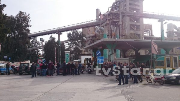 Με δύο πούλμαν αναχώρησαν το πρωί από τα Τσιμέντα Χαλκίδας με προορισμό το Δίστομο