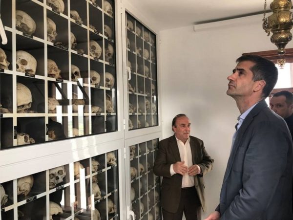 Στο Μαυσωλείο θυμάτων του Διστόμου ο Μπακογιάννης