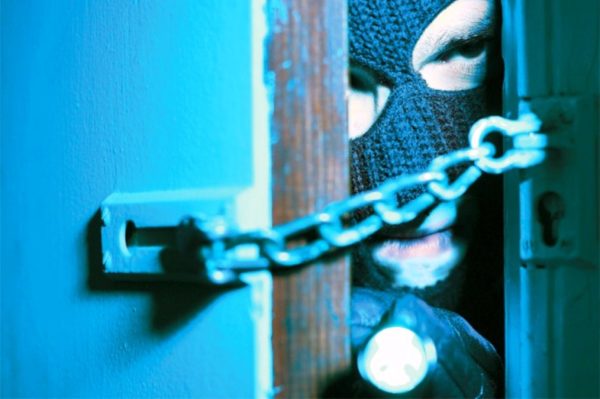 Απειλούσαν να κάψουν ηλικιωμένη με οινόπνευμα