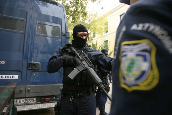 Μεγάλη επιχείρηση της Αντιτρομοκρατικής – Έξι συλλήψεις – Έχουν εντοπιστεί εκρηκτικά