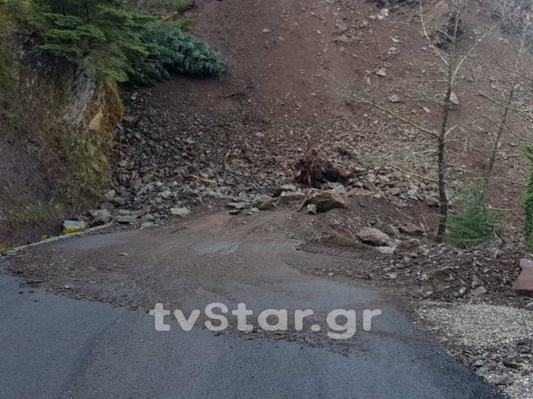 Ευρυτανία: Κόπηκε στα δύο το χωριό Παπαρούσι (φωτογραφίες)