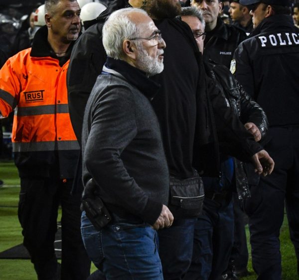 Η ΕΛ.ΑΣ. αναζητά τον Σαββίδη και τέσσερα άτομα για την εισβολή στο γήπεδο