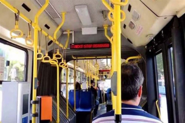 81χρονος χάιδευε νεαρή Λαμιώτισα μέσα στο αστικό.  Τον τσίμπησαν οι ΔΙ.ΑΣ.