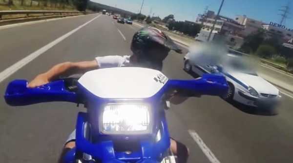 Βίντεο: Μοτοσικλετιστής κάνει σούζα στην Εθνική Οδό και το περιπολικό που είναι δίπλα του δεν τον σταματά