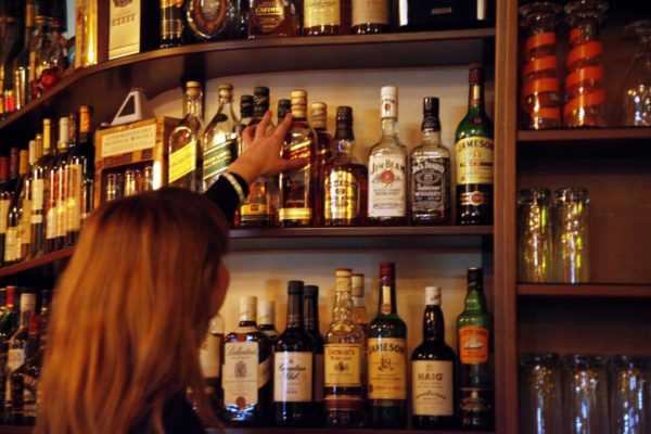 Πήγε για να κλέψει φιάλες ποτών από κατάστημα στη Χαλκίδα