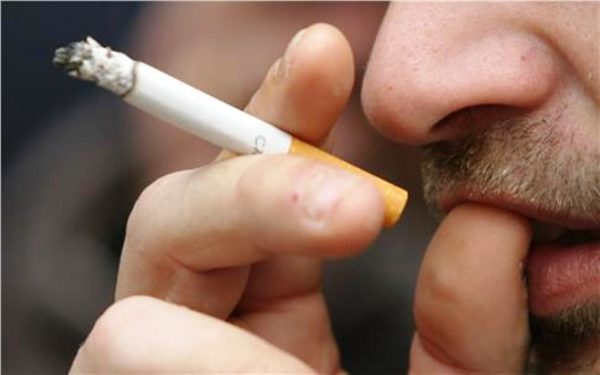 Αναπόσπαστο κομμάτι του Έλληνα το τσιγάρο – Μόνο το 39% σκέφτεται να το κόψει