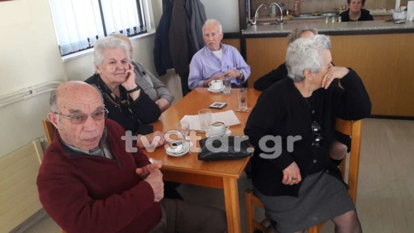 Μαρτυρίες ηλικιωμένων που μπήκαν στο στόχαστρο απατεώνων. Στο πλευρό τους ο αστυνομικός της γειτονιάς. (φώτο και video)