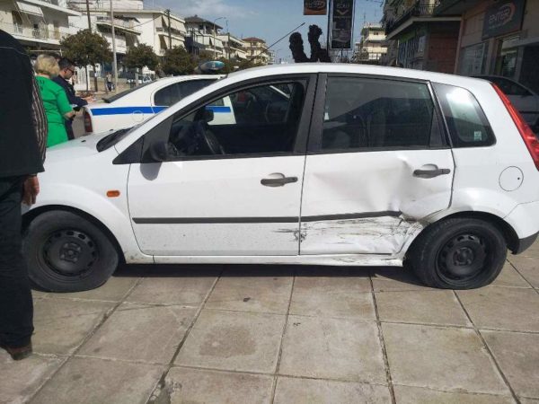 Προσοχή στις διασταυρώσεις στη Λαμία. Ακόμη ένα τροχαίο (φωτογραφίες)