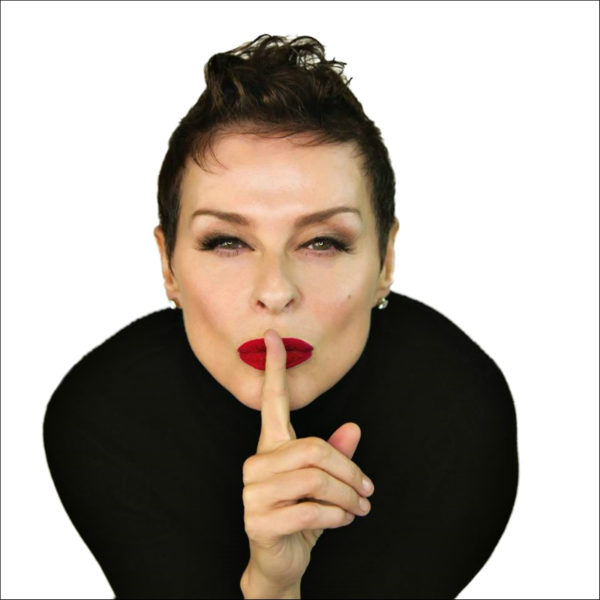 H τραγουδίστρια και τραγουδοποιός Lisa Stansfield, κυκλοφορεί το “Billionaire”, το πρώτο επίσημο single από το επερχόμενο άλμπουμ “Deeper”