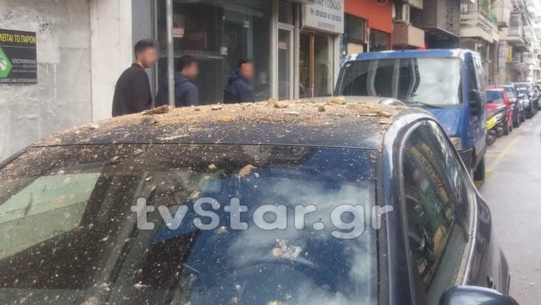 Λαμία: Ξεκόλλησαν σοφάδες στο κέντρο της πόλης.