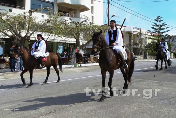 Με λάβαρα, μπαϊράκια και άλογα η παρέλαση της Καρύστου (video-photo)