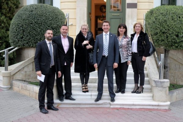 Επίσκεψη Πρέσβη της Δημοκρατίας της Σερβίας στον Δήμο Ιστιαίας – Αιδηψού