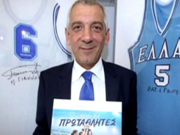 O Bασίλης Σκουντής έρχεται στη Λαμία για το “Είμαστε πια πρωταθλητές”