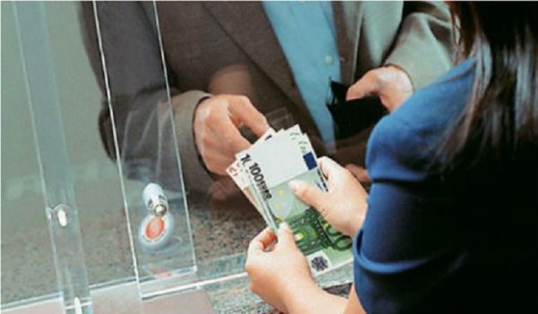 Επίδομα 70 ως 210 ευρώ τον μήνα σε 500.000 οικογένειες – Ποιοι δικαιούνται τα χρήματα