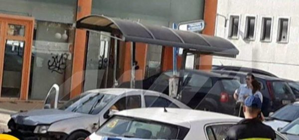 Αυτοκίνητο έπεσε σε στάση λεωφορείου: Ένας νεκρός και τραυματίες