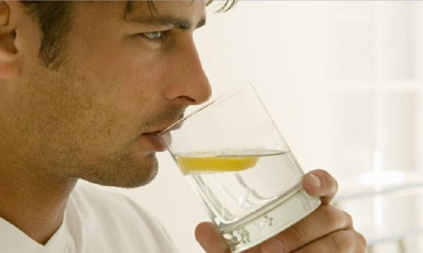 Τι κερδίζετε αν ξεκινάτε την ημέρα σας πίνοντας νερό με λεμόνι