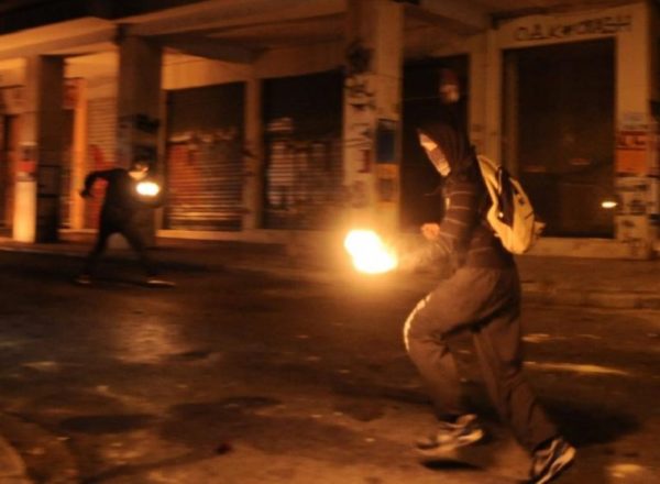 Τα ίδια… Παντελάκη μου στα Εξάρχεια! Μολότοφ και κλειστή Πατησίων για μια ώρα